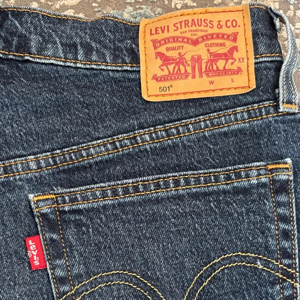 Levi's 501 Dark Indigo Frayed Hem Denim Shorts Size 28 - Picture 5 of 9